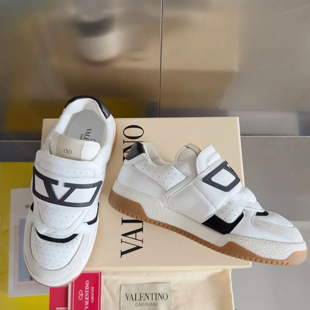 [Valentino] P: 880💰 Couple model, size: ▪️Size: Women's model 35-40 / Men's model 39-44 (45 customized) Valentino Valentino Couple model Joie de Jouer series Velcro Thick sole Bread shoes Couple model Casual sports shoes White shoes Original purchase and development Production Joie de Jouer series The style is simple but not out of style. The pure white base is paired with fresh green and soft beige, and the unique Velcro design highlights your personality. Every detail tells the fashion and quality. Wear it, take a confident step, and start the fashion journey. Exquisite packaging at the delivery counter🛍📦 ▪️Fabrics: Original custom imported first-layer cowhide ▪️Inner lining: Original custom-made soft sheepskin lining ▪️Outsole: Original open-molded anti-slip TPU material ▪️Sole thickness: 3.5CM